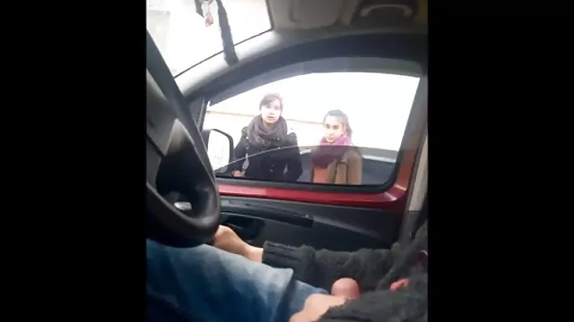 Jerk off a guy's dick for future baisée dans sa cuisine fucking