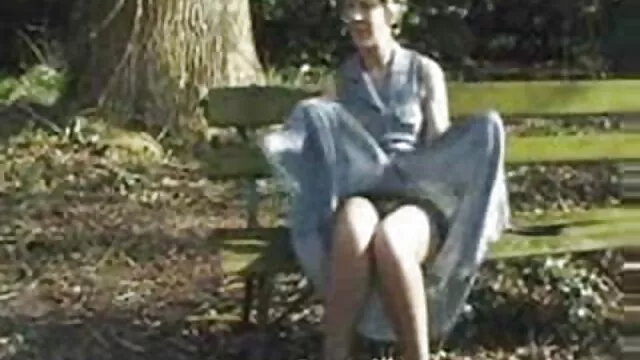 Housewife masturbates with a vacuum cleaner hose film porno dans la cuisine
