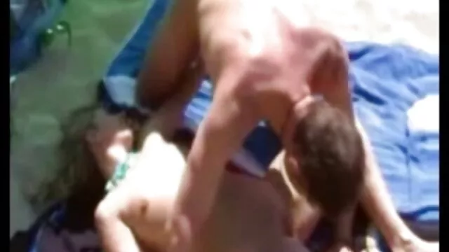 A young slut wildly drags porno dans la cuisine on a guy's big phallus and happily takes it in her pussy