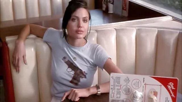 Skinny young Thai whore serves two tourists with her mouth porn dans la cuisine and pussy