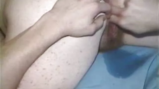 The lady uses the opportunity for dans la cuisine porno masturbation
