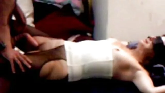 A young brunette begged xnxx a la cuisine for a cruel fuck on the couch from a black man
