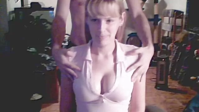 Sexy lesbian beauties passionately kiss and baisée dans sa cuisine caress in the bathroom