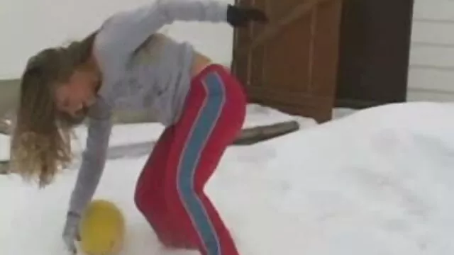 Porn star holds tight to porno dans la cuisine businessman