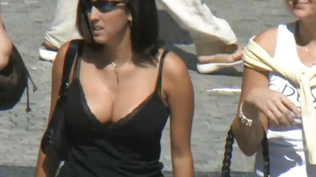 Chubby busty lady is only happy with such a xnxx a la cuisine huge phallus