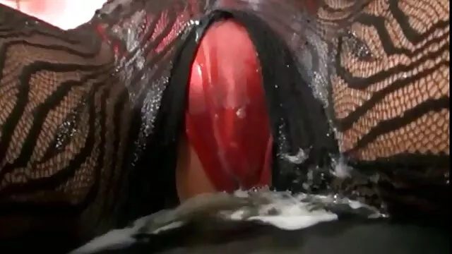 Sexy Asian babe gets her hairy pussy pulled on a film porno dans la cuisine cock