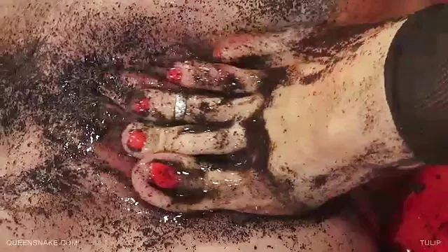 Young Japanese woman is ready to serve boyfriend's dick porno de cuisine with her hands and tongue