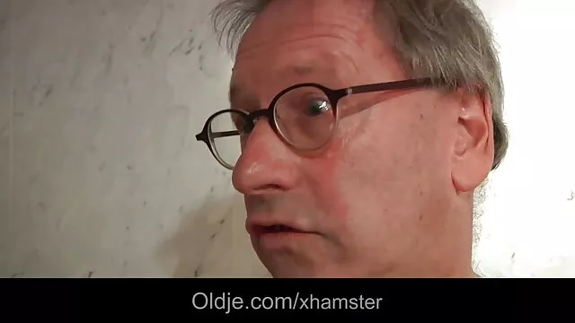 Young flirt sausage on the bed porno de la cuisine