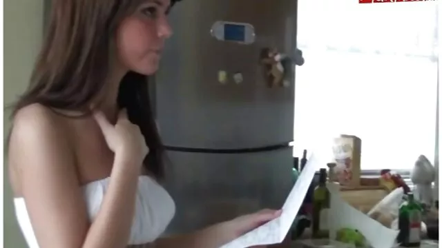 Guy's cock gets a cool blowjob from video sexe en cuisine the mouth of a bespectacled mature aunt