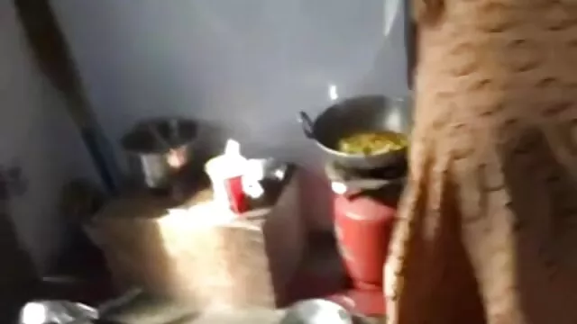 The male fried the baisée dans sa cuisine bitch hard and surprised her with this
