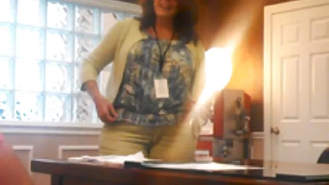 Cute mature woman's vagina gets handjob after striptease dans la cuisine porno